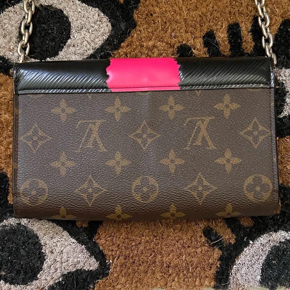 Louis Vuitton Limited Edition Kabuki Chain Wallet - Picture 4 of 16